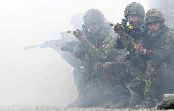 Soldados da Marinha do Reino Unido mostram métodos de combate durante exercícios da OTAN Soldados da Marinha do Reino Unido mostram métodos de combate durante exercícios da OTAN - Sputnik Brasil