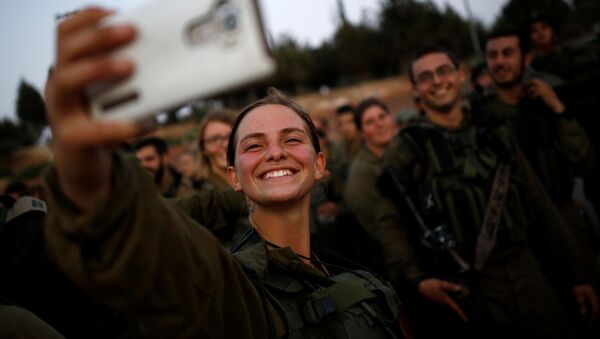 Em 1995, o Supremo Tribunal de Israel alterou a Lei do Serviço Militar, que permitiu que as mulheres servam nas formações militares, bem como estudem nas escolas de cadetes da aviação e se tornem comandantes da Marinha. - Sputnik Brasil
