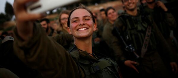 Em 1995, o Supremo Tribunal de Israel alterou a Lei do Serviço Militar, que permitiu que as mulheres servam nas formações militares, bem como estudem nas escolas de cadetes da aviação e se tornem comandantes da Marinha. - Sputnik Brasil