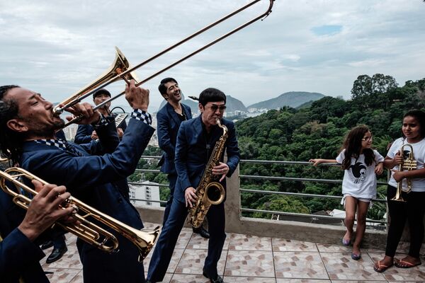 Trombone na favela já foi realidade: por exemplo, em 20 de novembro de 2015, o conjunto Tokyo Ska Paradise Ochestra tocou no Pereirão, organizando depois um ateliê de música para crianças - Sputnik Brasil