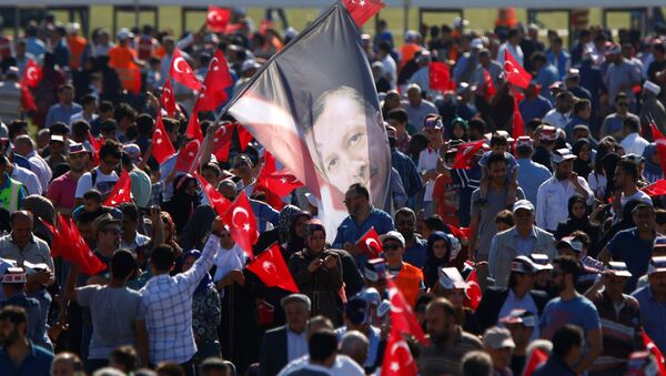 A man waves a flag with the image of Turkish President Tayyip Erdogan during a rally to mark the 563rd anniversary of the conquest of the city by Ottoman Turks, in Istanbul, Turkey, May 29, 2016. - Sputnik Brasil