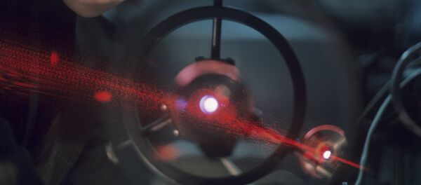 Cientista e um laser potente (foto de arquivo) - Sputnik Brasil
