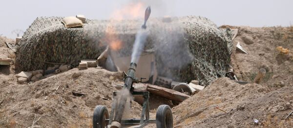 Combatentes disparam morteiros contra posições do Daesh - Sputnik Brasil