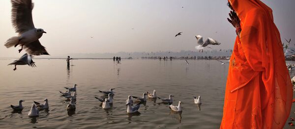 The Hindu prays on the bank of Ganges in Allahabad, India - Sputnik Brasil