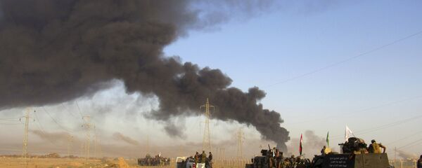 Iraque, militares iraquianos observam ataque aéreo da coalizão liderada pelos EUA às posições do Daesh em Fallujah - Sputnik Brasil