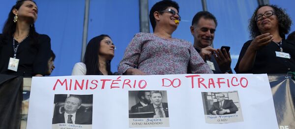 Pedidos da renuncia do ministro da Transparência, Fiscalização e Controle, Fabiano Silveira, durante as manifestações em Brasília - Sputnik Brasil