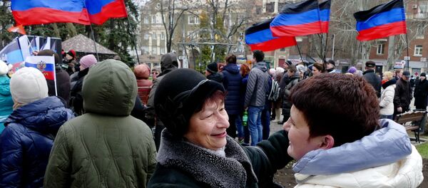 Residentes da autoproclamada República Popular de Donetsk comemoram a reunificação da Crimeia com a Rússia, 18 de março de 2016 - Sputnik Brasil