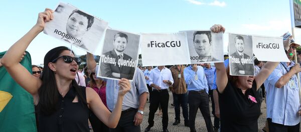 Funcionários da CGU fazem manifestação em frente ao Planalto Funcionários da CGU fazem manifestação em frente ao Planalto - Sputnik Brasil