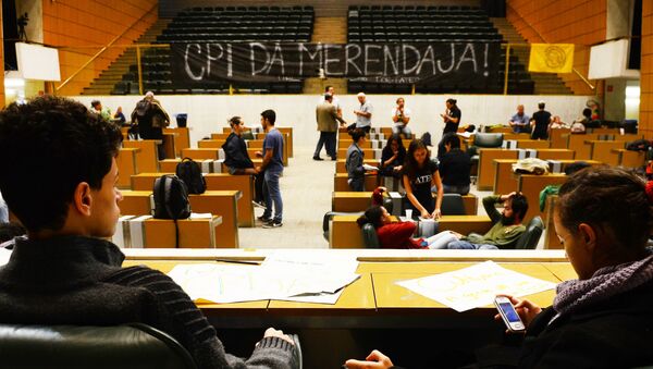 Estudantes ocupam Assembleia Legislativa de São Paulo cobrando melhoras no ensino e instalação de CPI sobre roubo de merendas - Sputnik Brasil