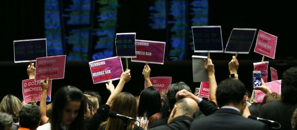 Parlamentares e representantes femininas realizam protesto pedindo o fim da cultura do estupro, no Congresso Nacional - Sputnik Brasil