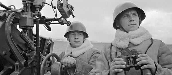Os dois irmãos artilheiros Dolgov do grupo de patrulha marítima num dos navios da Frota do Norte durante a Segunda Guerra Mundial - Sputnik Brasil