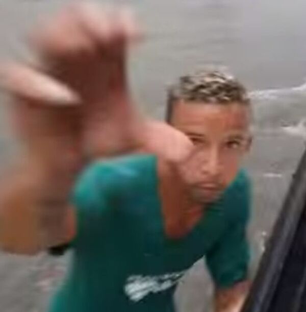 Este jovem tentou roubar celular e deu no que deu - Sputnik Brasil