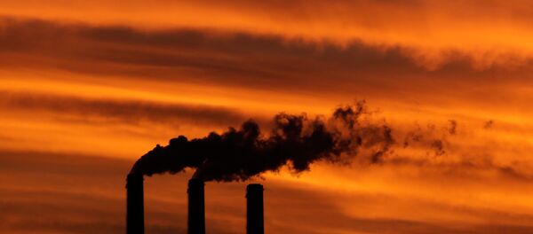 Nesta foto, patos sobrevoam a fumaça de gases-estufa no Kansas, EUA; porém, isso não significa que sejam protegidos completamente do aquecimento global - Sputnik Brasil