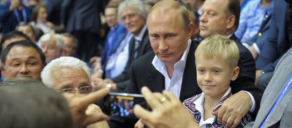 Vladimir Putin é fotografado em companhia de crianças em 31 de agosto de 2014 - Sputnik Brasil