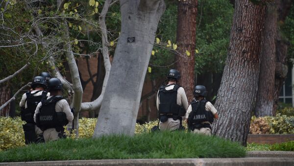 Policiais cercam a Universidade da Califórnia em Los Angeles - Sputnik Brasil
