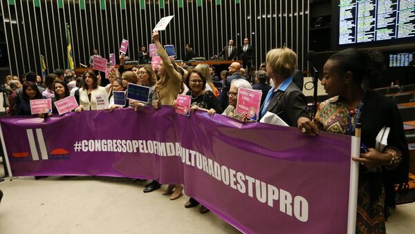 Parlamentares e representantes femininas realizam protesto pedindo o fim da cultura do estupro, no Congresso Nacional - Sputnik Brasil