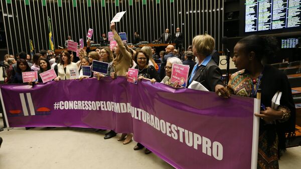 Parlamentares e representantes femininas realizam protesto pedindo o fim da cultura do estupro, no Congresso Nacional - Sputnik Brasil