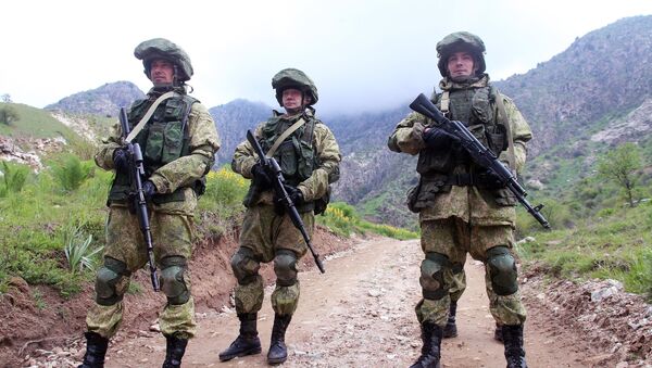 Militares russos durante os exercícios conjuntos da Organização do Tratado de Segurança Coletiva (OTSC) no Tajiquistão, abril de 2016 - Sputnik Brasil
