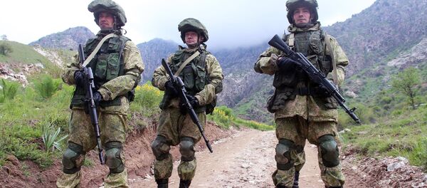 Militares russos durante os exercícios conjuntos da Organização do Tratado de Segurança Coletiva (OTSC) no Tajiquistão, abril de 2016 - Sputnik Brasil