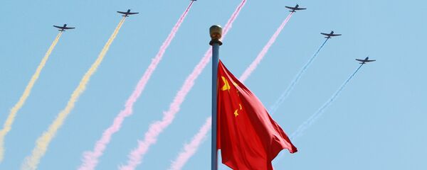 Aviação chinesa participa da parada militar em comemoração de 70 aniversário do fim da Segunda Guerra Mundial, Pequim, China, 3 de setembro de 2015 - Sputnik Brasil