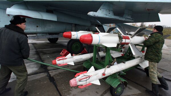 Su-27 being equipped with operational missiles Chkalovsk airdrome - Sputnik Brasil