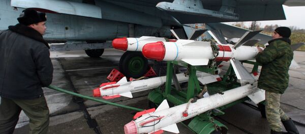 Su-27 being equipped with operational missiles Chkalovsk airdrome - Sputnik Brasil