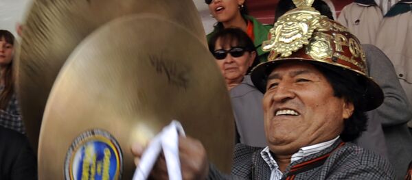 O presidente da Bolívia, Evo Morales, toca címbalos durante carnaval em Oruro, em 6 de fevereiro - Sputnik Brasil