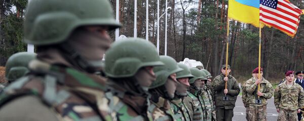 Soldados ucranianos e americanos durante treinamentos em Yavoriv - Sputnik Brasil