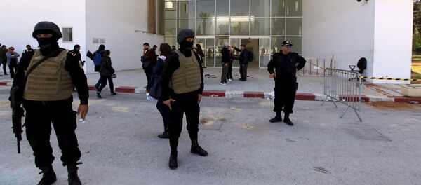 Polociais da Tunísia guardam a entrada do Museu Nacional Bardo, em Túnis, 19 de março de 2015. - Sputnik Brasil