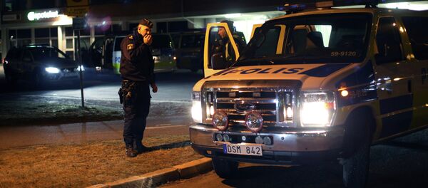 Policial examina cena do crime em Gotemburgo, Suécia - Sputnik Brasil