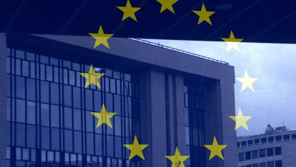 European Council building is reflected in a photograph of the EU flag on the wall of the European Council building, in Brussels - Sputnik Brasil