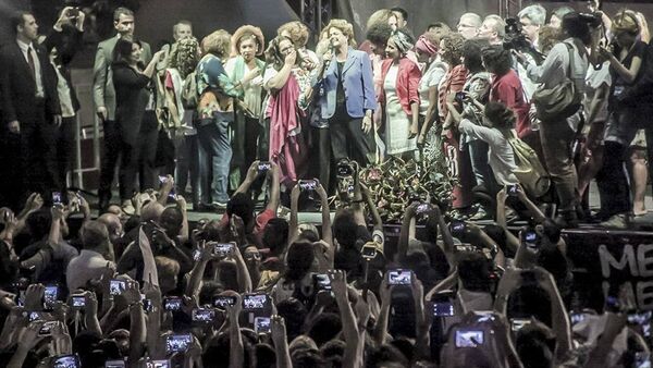 Dilma Rousseff é recebida com flores e aclamada na Marcha das Mulheres Pela Democracia, agora no Rio de Janeiro - Sputnik Brasil