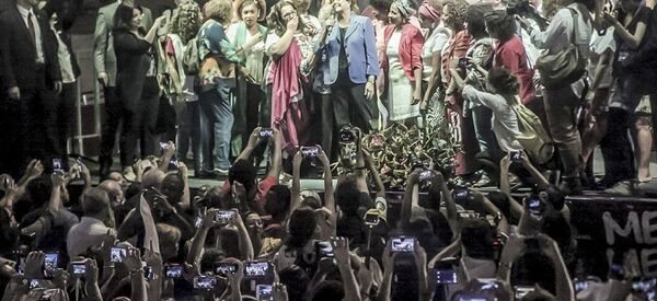 Dilma Rousseff é recebida com flores e aclamada na Marcha das Mulheres Pela Democracia, agora no Rio de Janeiro - Sputnik Brasil