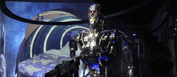 Uma foto, tirada em 29 de outubro de 2012, mostra uma reprodução do robô Exterminador Uma foto, tirada em 29 de outubro de 2012, mostra uma reprodução do robô Exterminador - Sputnik Brasil