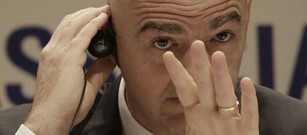 Gianni Infantino, presidente da FIFA, escuta, nesta foto, uma pergunta em coletiva de imprensa em Seul, na Coreia do Sul, em 27 de abril de 2016 - Sputnik Brasil