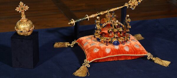 Coroa de Santo Wenceslas exibida em Praga, República Tcheca, maio de 2016 - Sputnik Brasil