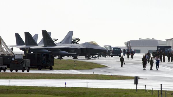 US Air Force's new stealth fighters F-22A Raptor (L) are lined up at the Kadena US Air Base, in Kadena town (File) - Sputnik Brasil