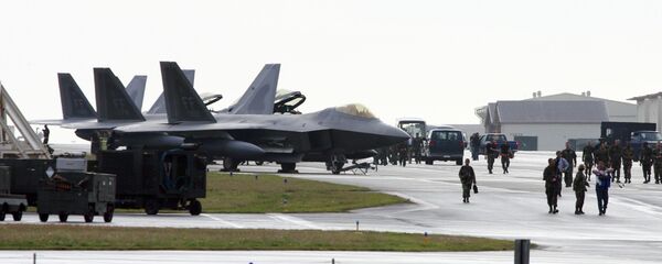 US Air Force's new stealth fighters F-22A Raptor (L) are lined up at the Kadena US Air Base, in Kadena town (File) - Sputnik Brasil