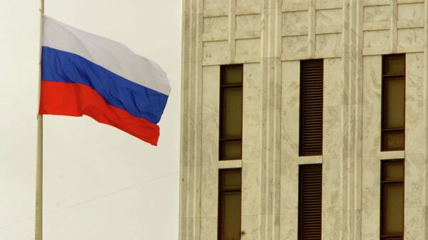 The Russian Federation flag flies above the Russian embassy in Washington, DC. - Sputnik Brasil