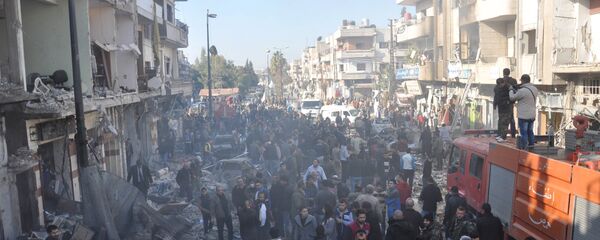 Soldados do Exército sírio, integrantes de forças de segurança e civis inspecionam local de dois bombardeios em Homs, Síria - Sputnik Brasil