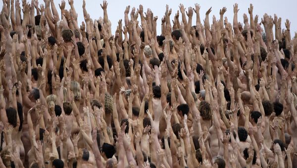 Uma multidão nua se reúne nos degraus da Sydney Opera House para posar para uma foto de Spencer Tunick - Sputnik Brasil