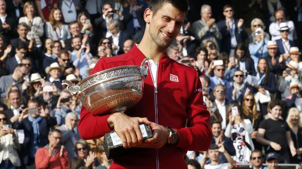 Novak Djokovic com o troféu de Roland Garros 2016 - Sputnik Brasil