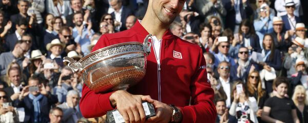 Novak Djokovic com o troféu de Roland Garros 2016 - Sputnik Brasil