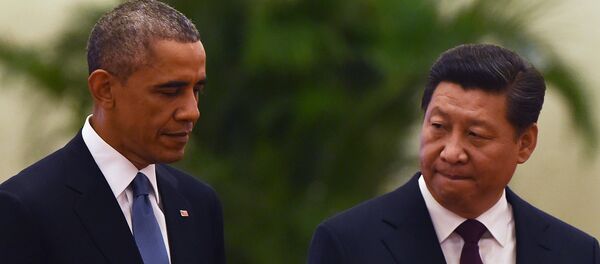 US President Barack Obama (L) walks with Chinese President Xi Jinping - Sputnik Brasil