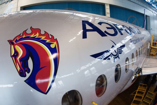 Sukhoi SuperJet 100 customizado nas cores do time de futebol CSKA - Sputnik Brasil