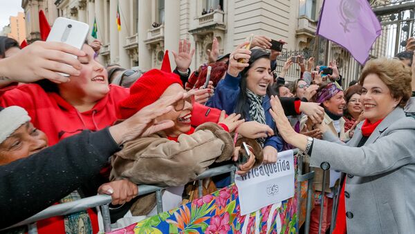 Presidenta Dilma Rousseff durante Ato em Defesa da Democracia em Porto Alegre - Sputnik Brasil