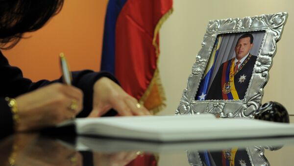 O foto de ex-presidente venezuelano Hugo Chávez na mesa da ministra conselheira da missão mexicana nos EUA - Sputnik Brasil