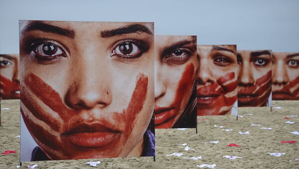 ONG Rio de Paz promove, na Praia de Copacabana, ato público contra o abuso sofrido pelas mulheres - Sputnik Brasil