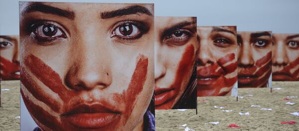 ONG Rio de Paz promove, na Praia de Copacabana, ato público contra o abuso sofrido pelas mulheres - Sputnik Brasil