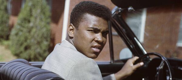 Muhammad Ali at wheel of car on April 2, 1963 - Sputnik Brasil